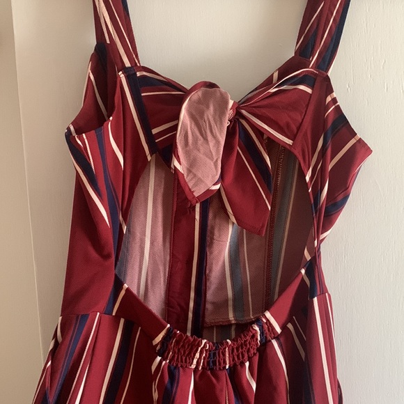 Flowy striped jumpsuit, bow at the back. Great condition. Never worn. - Picture 2 of 4
